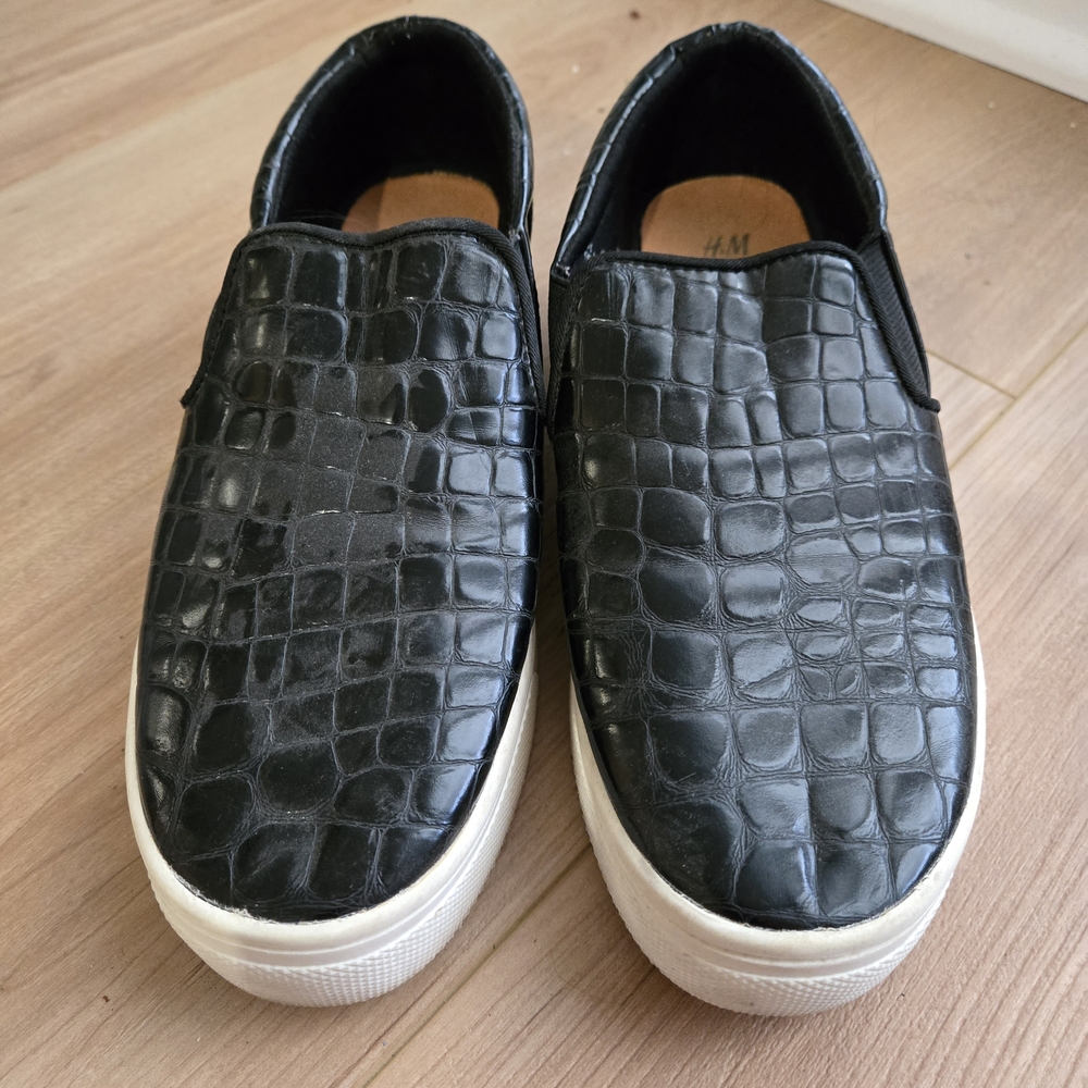 Black Crocodile Pattern Slip-On Sneakers